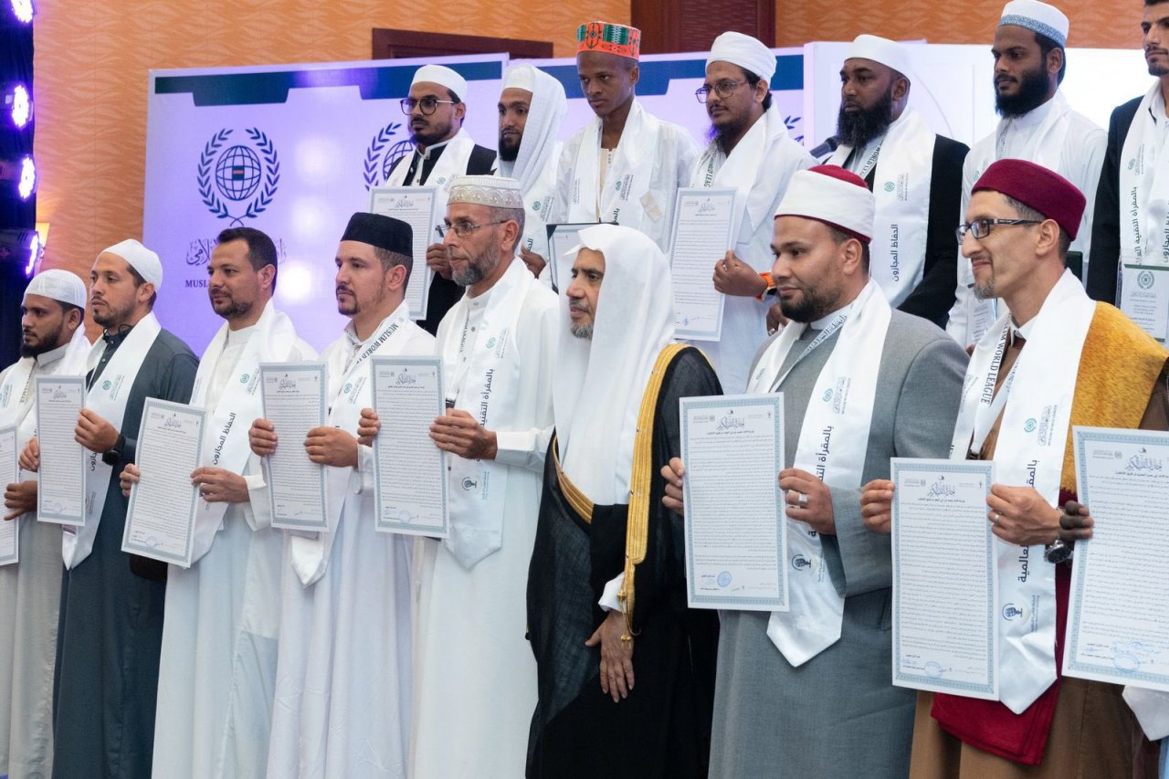 التعريف بالإسلام، وإبراز قِيَمِه السمحة، وترسيخ قيم الوسطية والاعتدال