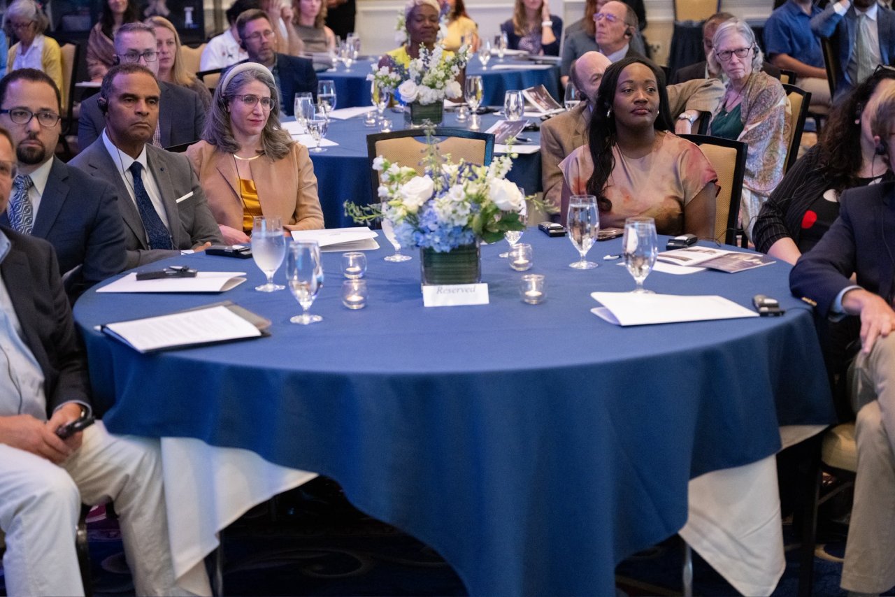 استضافت جامعةُ ديوك الأمريكية الرائدة عالميًّا، محاضرةً لمعالي الأمين العام، رئيس هيئة علماء المسلمين، فضيلة الشيخ د.⁧‫محمد العيسى‬⁩ ⁦‪‬⁩، حول الحضارة الإسلامية ومسيرتها في العلوم والآداب