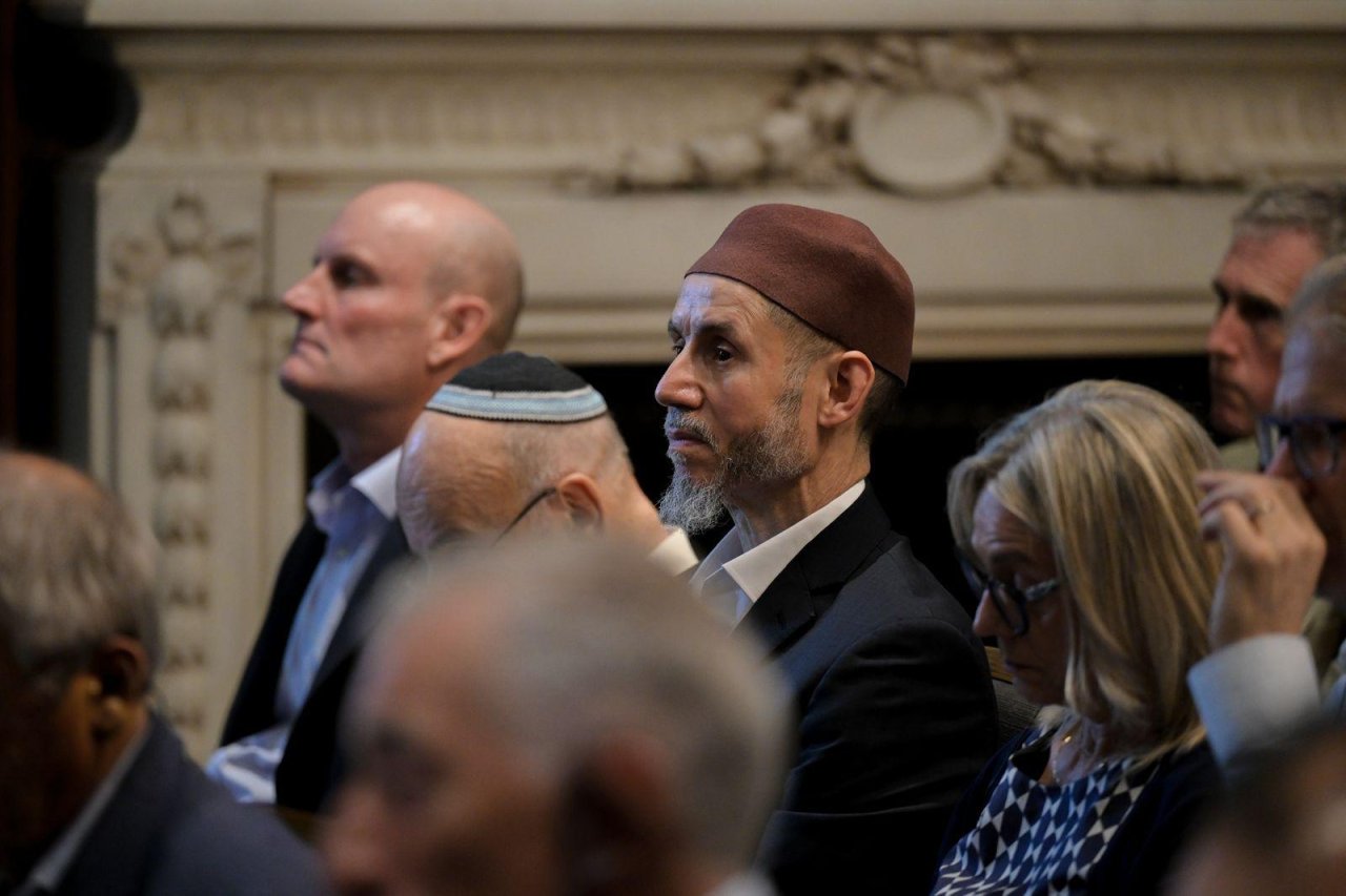 معهد هنري جاكسون البريطاني يستضيف حوارًا مع الأمين العام لرابطة العالم الإسلامي