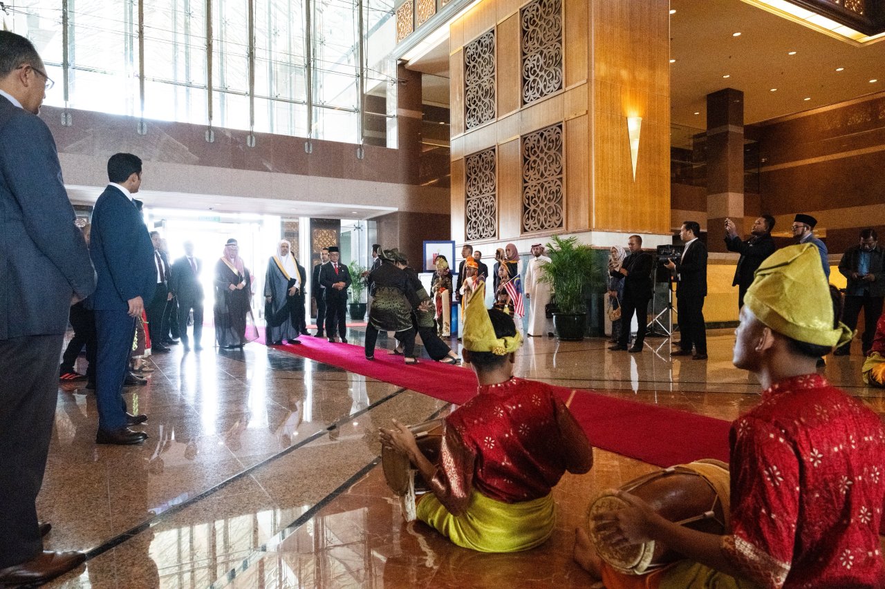 ‏يرأسُ بالشراكة مع الحكومة الماليزيّة؛ القمةَ الدوليةَ للقيادات الدينية، والاجتماعَ الثالثَ لمجلس علماء آسيان. ‏كما يدشِّنُ برعاية رئيس الوزراء ملتقى المجمع الفقهي الإسلامي، والملتقى العالميّ للتصديق على الإجازات القرآنية في العاصمة الماليزيّة "كوالالمبور":  ‏معالي الأمين العام، رئيس هيئة علماء المسلمين، فضيلة الشيخ د.⁧‫محمد العيسى‬⁩‬⁩، يصِلُ اليومَ على رأس وفدٍ من ⁧‫رابطة العالم الإسلامي‬⁩، إلى مطار كوالالمبور الدولي،حيث كان في استقباله الوزير برئاسة الوزراء معالي السيناتور الدكتور محمد نعيم بن مختار، وعدد