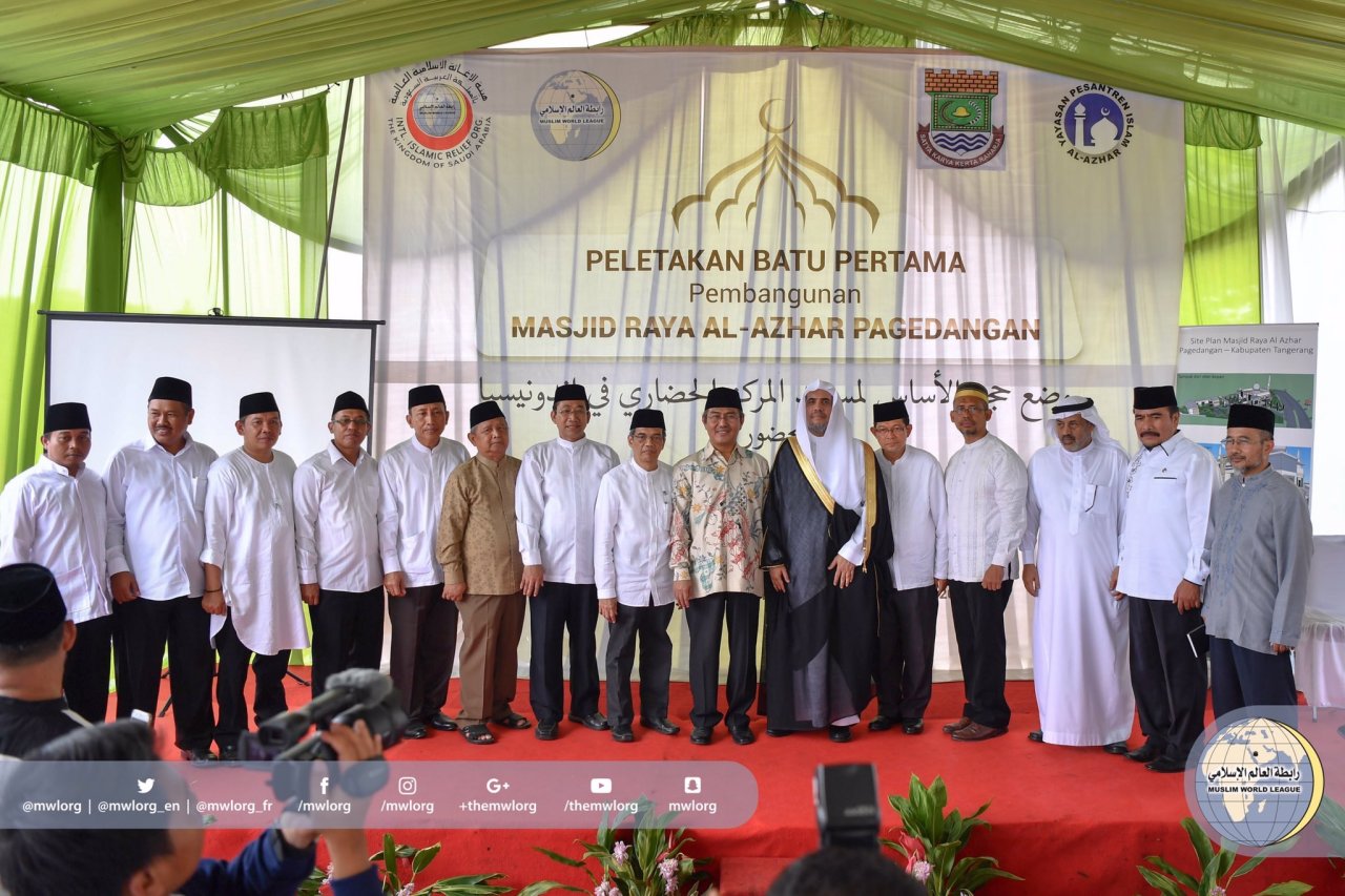 ‏معالي الأمين العام واضعاً حجر أساس المركز الحضاري ومسجده الجامع في إندونيسيا بحضور عدد من كبار الشخصيات، في نقلةٍ نوعية نحو التواصل الدولي
