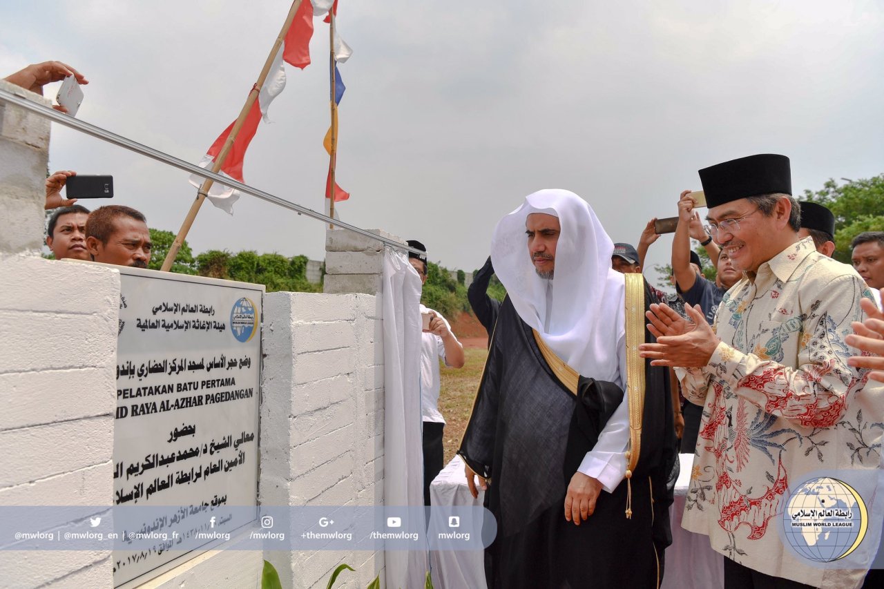 ‏معالي الأمين العام واضعاً حجر أساس المركز الحضاري ومسجده الجامع في إندونيسيا بحضور عدد من كبار الشخصيات، في نقلةٍ نوعية نحو التواصل الدولي