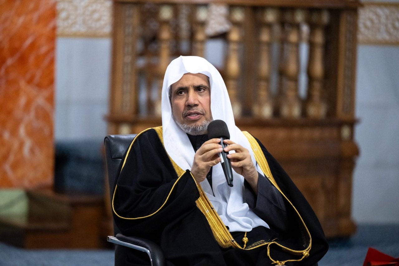 ‏التقى معالي الأمين العام، رئيس هيئة علماء المسلمين، الشيخ د.⁧‫محمد العيسى‬⁩ ⁦‪‬⁩، في مسجد مركز ⁧‫رابطة العالم الإسلامي‬⁩ بالعاصمة "مدريد"، مسؤولي العمل الإسلامي في عموم إسبانيا بمختلف تنوعهم