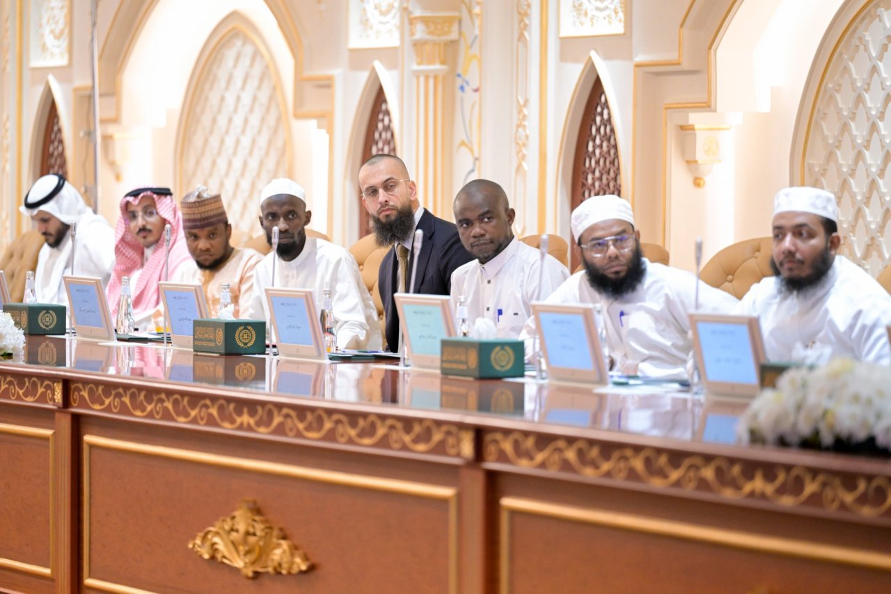 ‏نعتزُّ باللغة العربية بوصفها ركناً مهماً من أركان الهُوية، وجسرَ التواصل والإثراء مع شعوب العالم. ‏معالي الأمين العام، الشيخ د. ⁧‫محمد العيسى‬⁩ ⁦‬⁩، والأمين العام لمجمع الملك سلمان العالمي للغة العربية، الأستاذ عبدالله الوشمي في المعرض المصاحب لفعاليات الاحتفاء بـ ⁧‫اليوم العالمي للغة العربية‬⁩