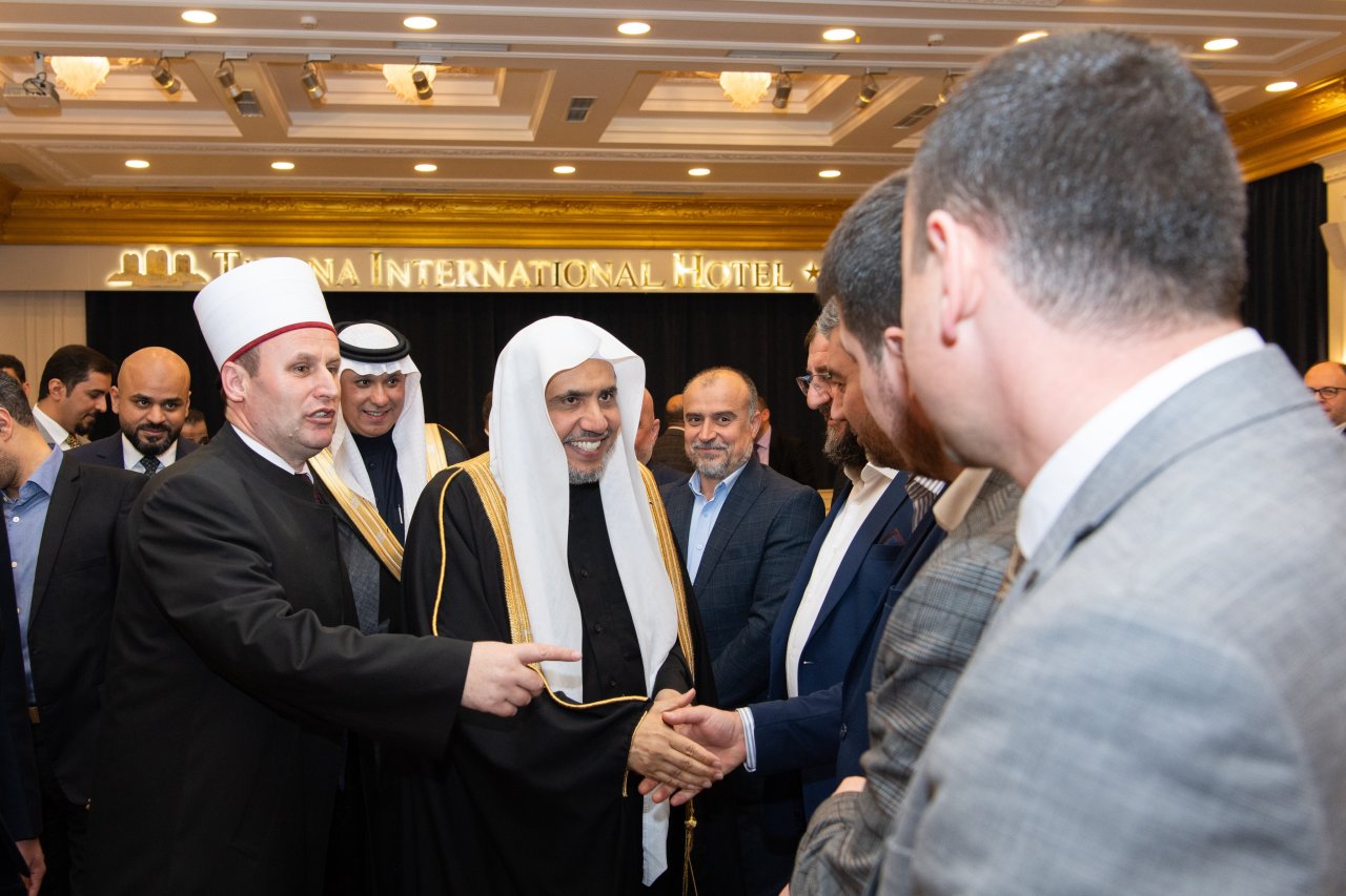 A pesar de su coexistencia ejemplar, por primera vez en la historia de Albania, se reunieron para una cena común: