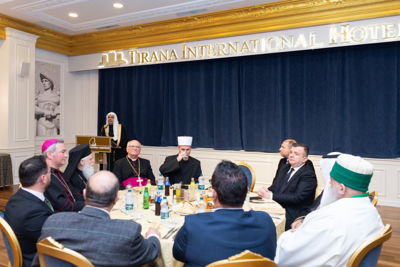 A pesar de su coexistencia ejemplar, por primera vez en la historia de Albania, se reunieron para una cena común: