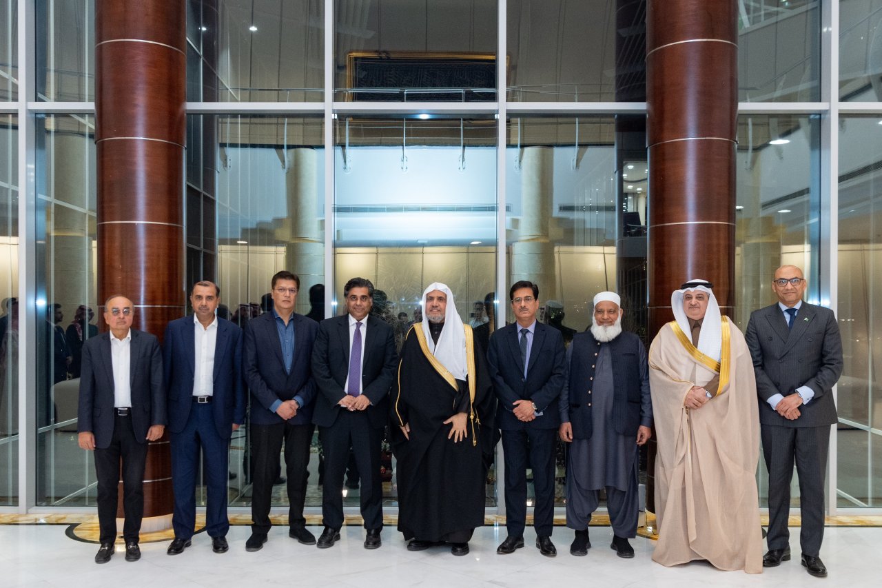 En Riad, el Sheij Mohammed Al-Issa, Secretario General de la LMI y presidente de la Comisión de Ulemas Musulmanes, se reunió con el Sr. Gohar Ejaz, Ministro Federal de Comercio, Industria e Inversiones, y Ministro del Interior de Pakistán
