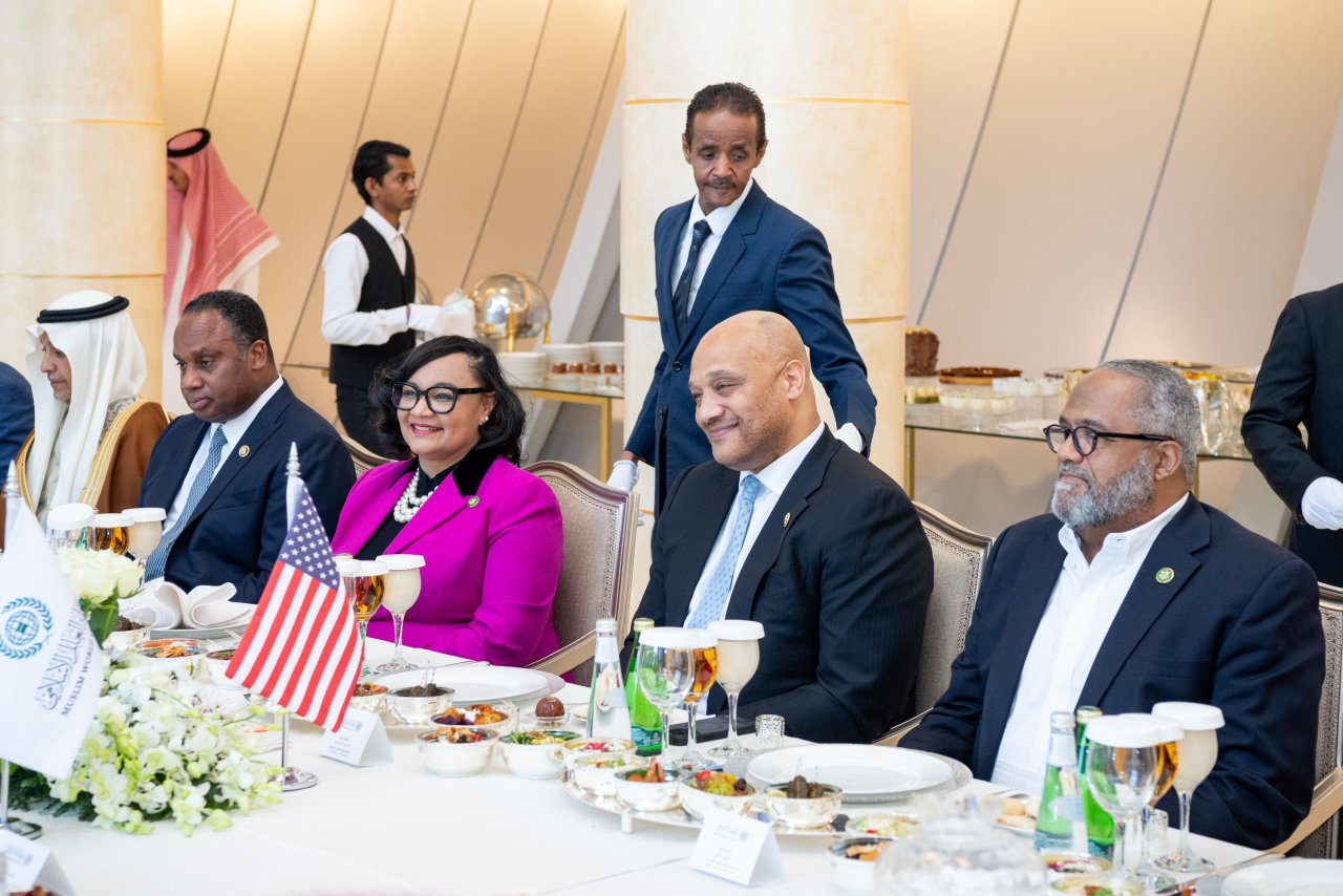 د.العيسى في لقاء وفد الكونغرس الأمريكي: حرب غزة انتهاك صارخ للقانون الدولي الإنساني