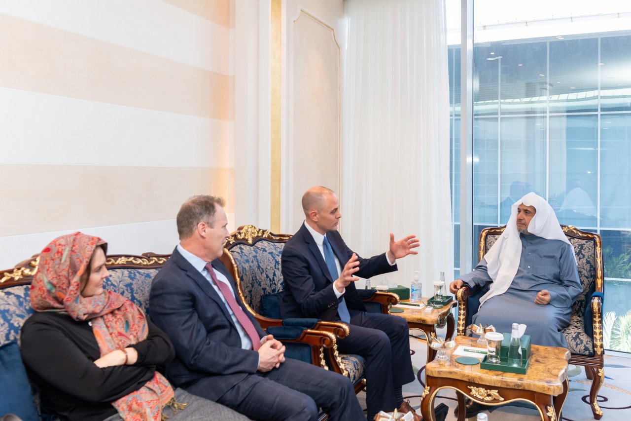 El Secretario General, Presidente de la Comisión de Ulemas Musulmanes, el Sheij Mohammed Al-Issa, recibió en Riad al Presidente de la Fundación de Caridad Stirling del Estado de Utah, en los Estados Unidos de América, Sr. Miles Hansen.