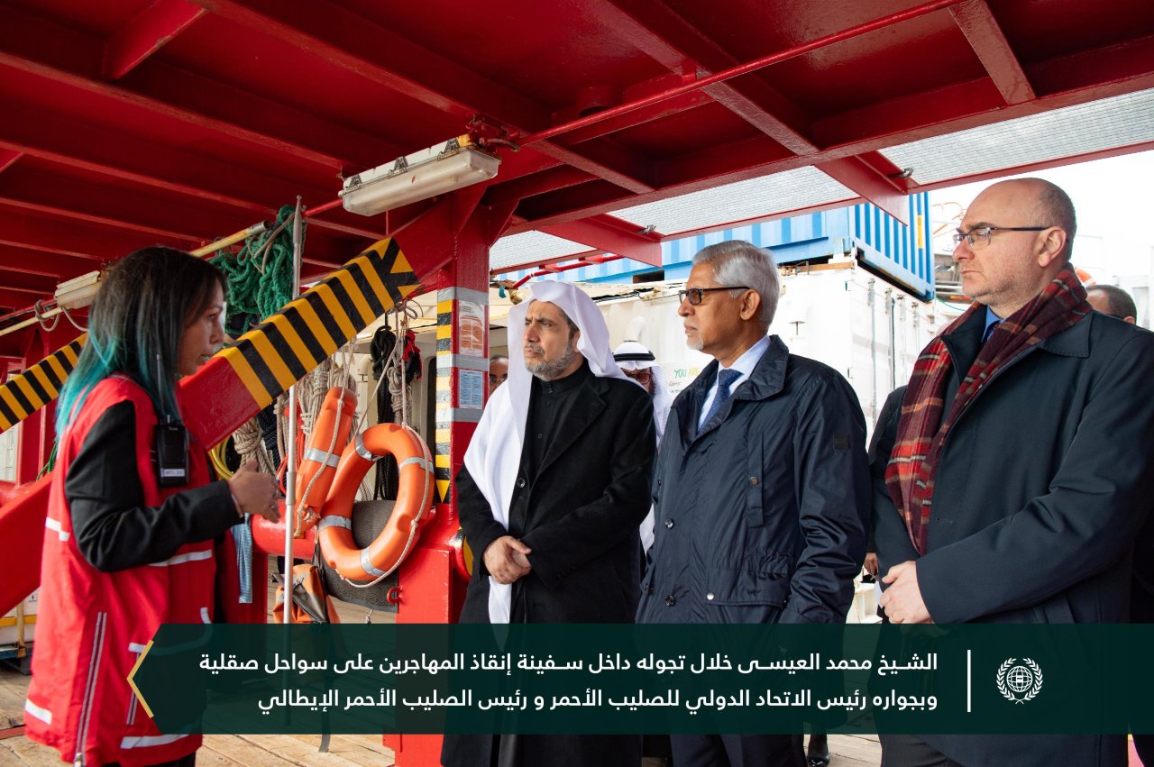 ‏على متن السفينة الإنسانية الأشهر عالميًّا "Ocean Viking"، وتأكيداً للشراكة الاستراتيجية: ‏معالي الأمين العام الشيخ د.⁧‫محمد العيسى‬⁩، يلتقي معالي رئيس الاتحاد الدولي للصليب الأحمر