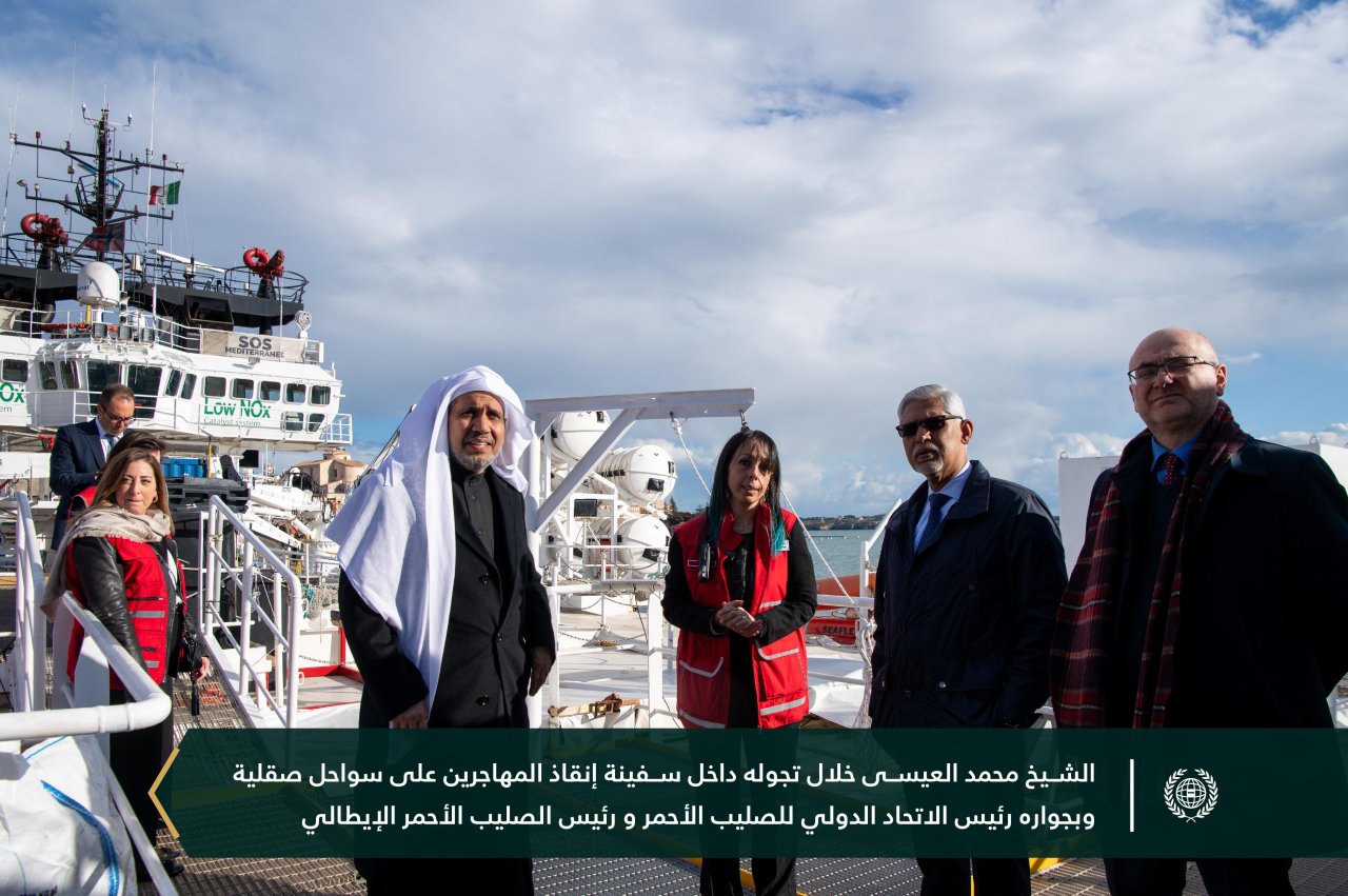 ‏على متن السفينة الإنسانية الأشهر عالميًّا "Ocean Viking"، وتأكيداً للشراكة الاستراتيجية: ‏معالي الأمين العام الشيخ د.⁧‫محمد العيسى‬⁩، يلتقي معالي رئيس الاتحاد الدولي للصليب الأحمر