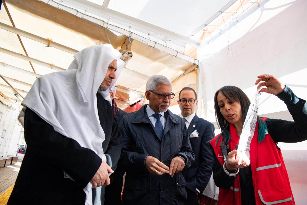 د.العيسى يلتقي رئيس جمعيات الصليب الأحمر والهلال الأحمر على متن سفينة "أوشن فايكينغ"