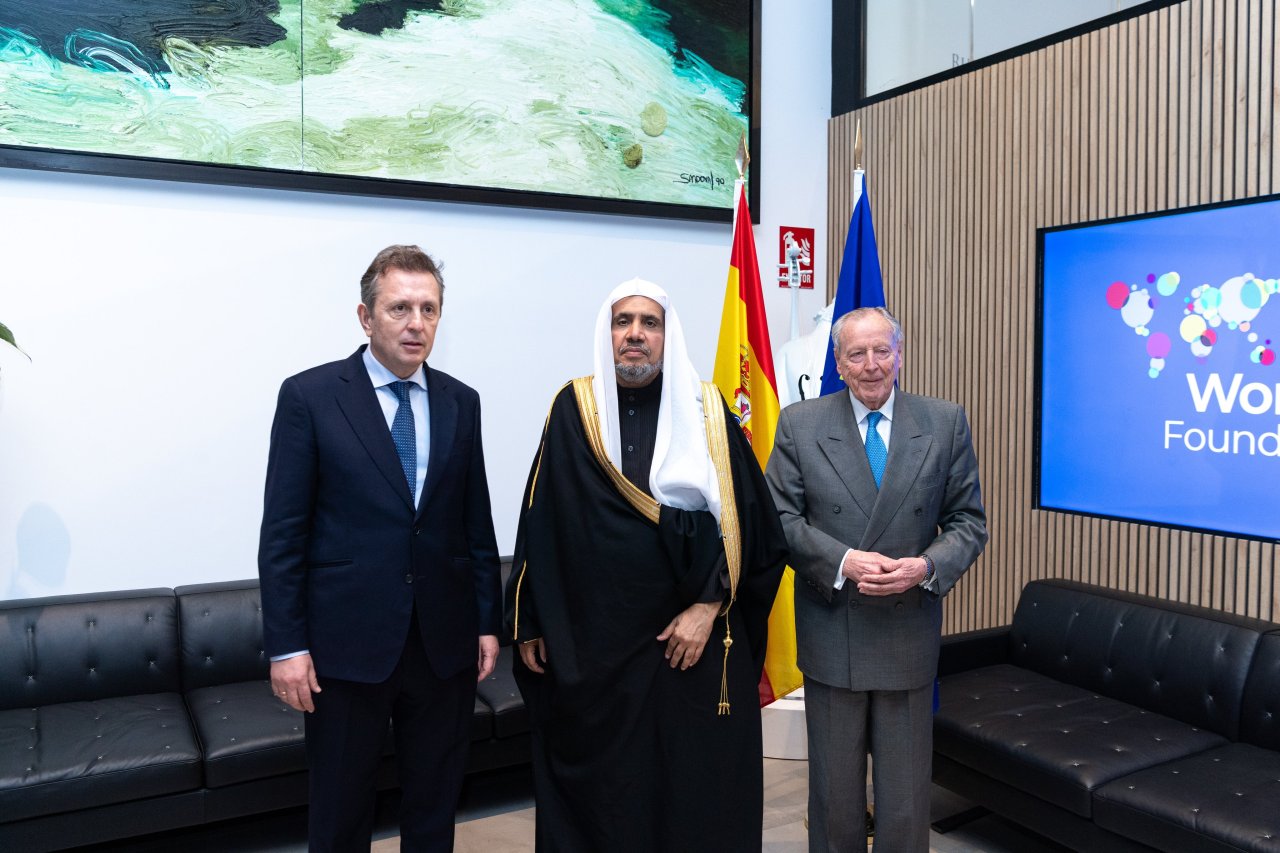 ‏استضافت الجمعية الدولية للحقوقيين بمدريد معالي الأمين العام، الشيخ د.⁧‫محمد العيسى‬⁩، لإلقاء محاضرة، بعنوان "الأديان من أجل السلام".