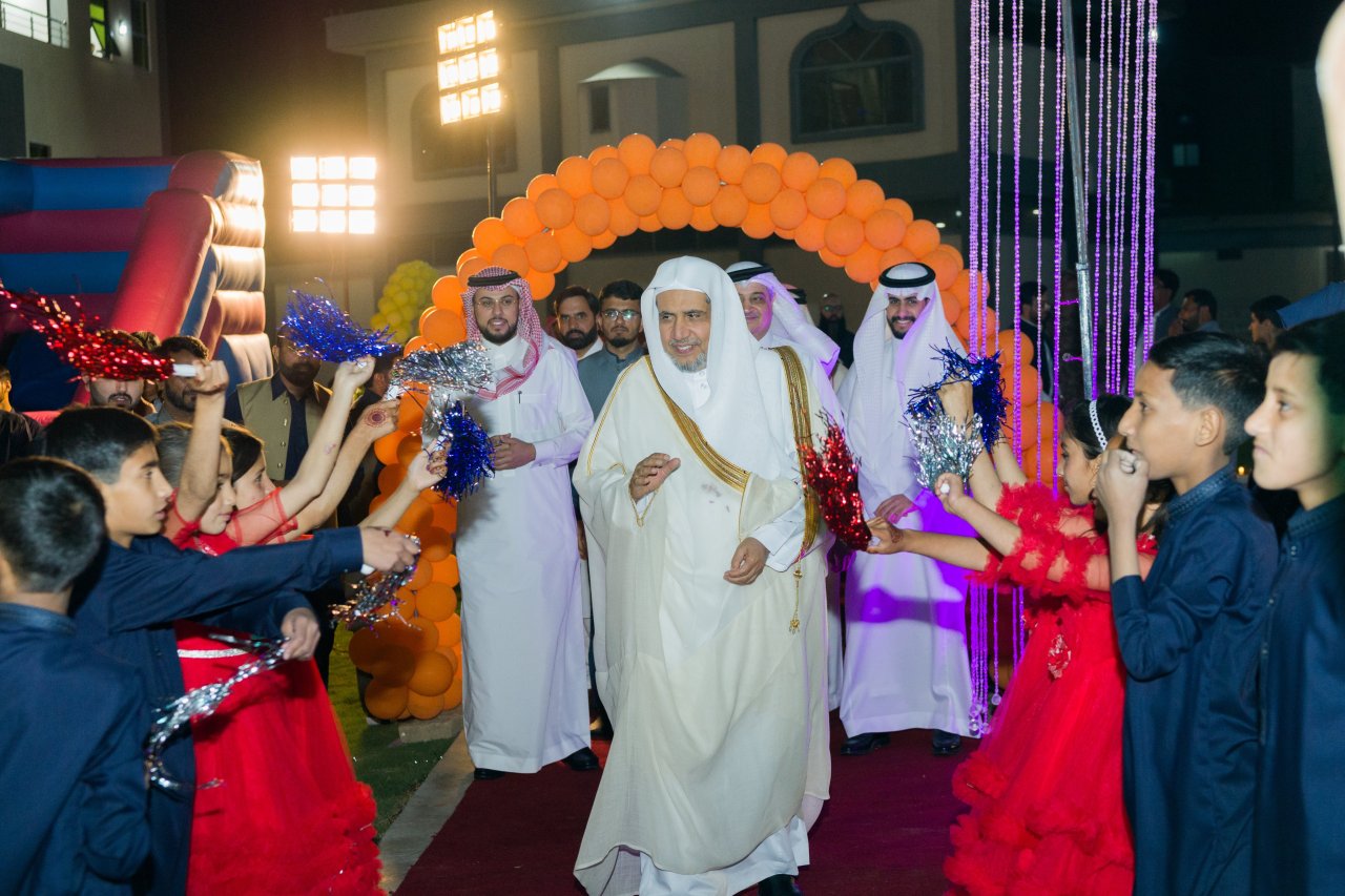 Foto de la celebración del Sheij Mohammed Al-Issa, SG de la LMI, en la festividad del Aid El Fitr en el orfanato Ali bin Abi Talib en Pakistán, que cuenta con cerca de 4600 huérfanos: