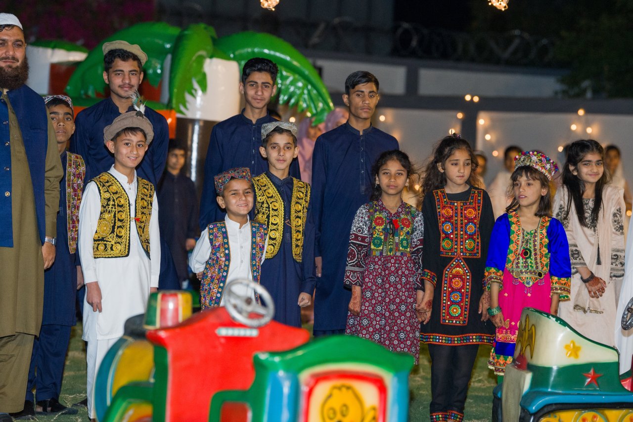 Foto de la celebración del Sheij Mohammed Al-Issa, SG de la LMI, en la festividad del Aid El Fitr en el orfanato Ali bin Abi Talib en Pakistán, que cuenta con cerca de 4600 huérfanos: