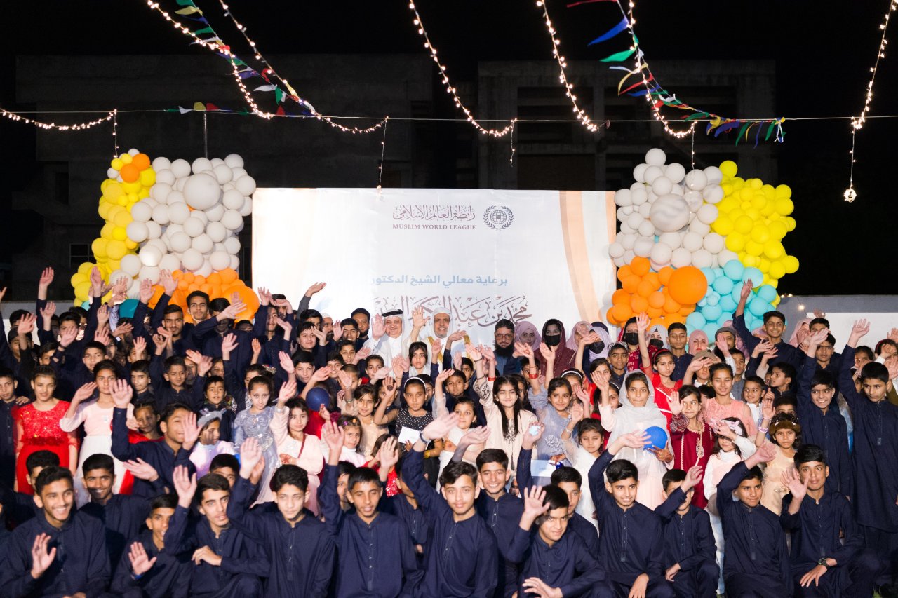 Photo de la célébration de cheikh  Mohammed Al-Issa, SG de la LIM, de la fête de l’Aïd El Fitr à l’orphelinat Ali bin Abi Talib au Pakistan qui compte près de 4600 orphelins :