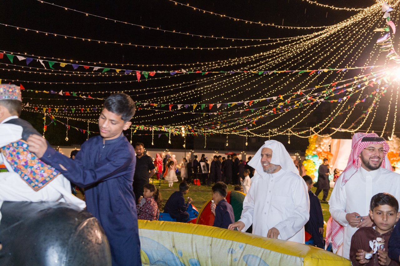 Photo de la célébration de cheikh  Mohammed Al-Issa, SG de la LIM, de la fête de l’Aïd El Fitr à l’orphelinat Ali bin Abi Talib au Pakistan qui compte près de 4600 orphelins :