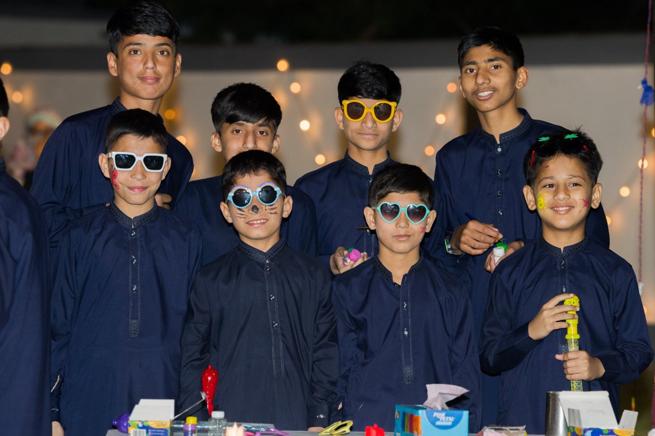 Photo de la célébration de cheikh  Mohammed Al-Issa, SG de la LIM, de la fête de l’Aïd El Fitr à l’orphelinat Ali bin Abi Talib au Pakistan qui compte près de 4600 orphelins :