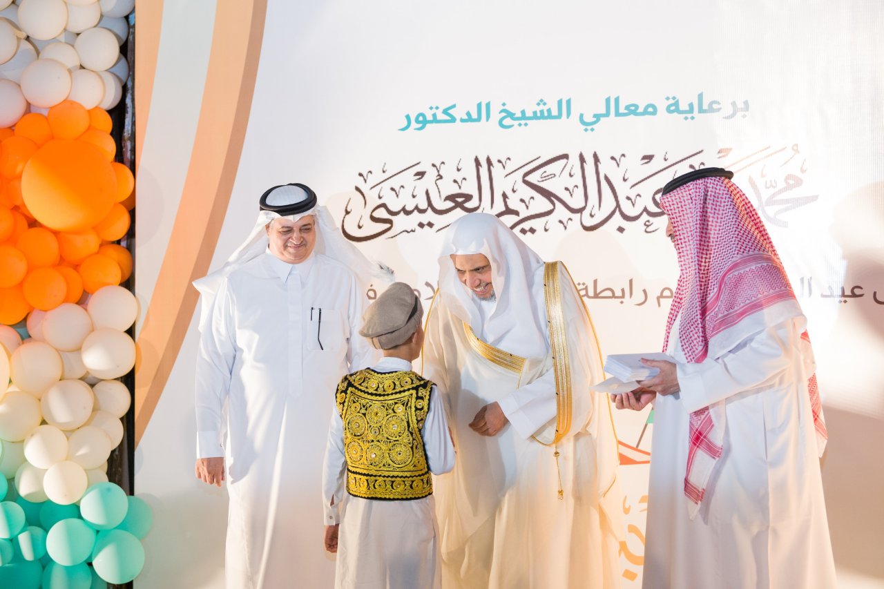 Photo de la célébration de cheikh  Mohammed Al-Issa, SG de la LIM, de la fête de l’Aïd El Fitr à l’orphelinat Ali bin Abi Talib au Pakistan qui compte près de 4600 orphelins :