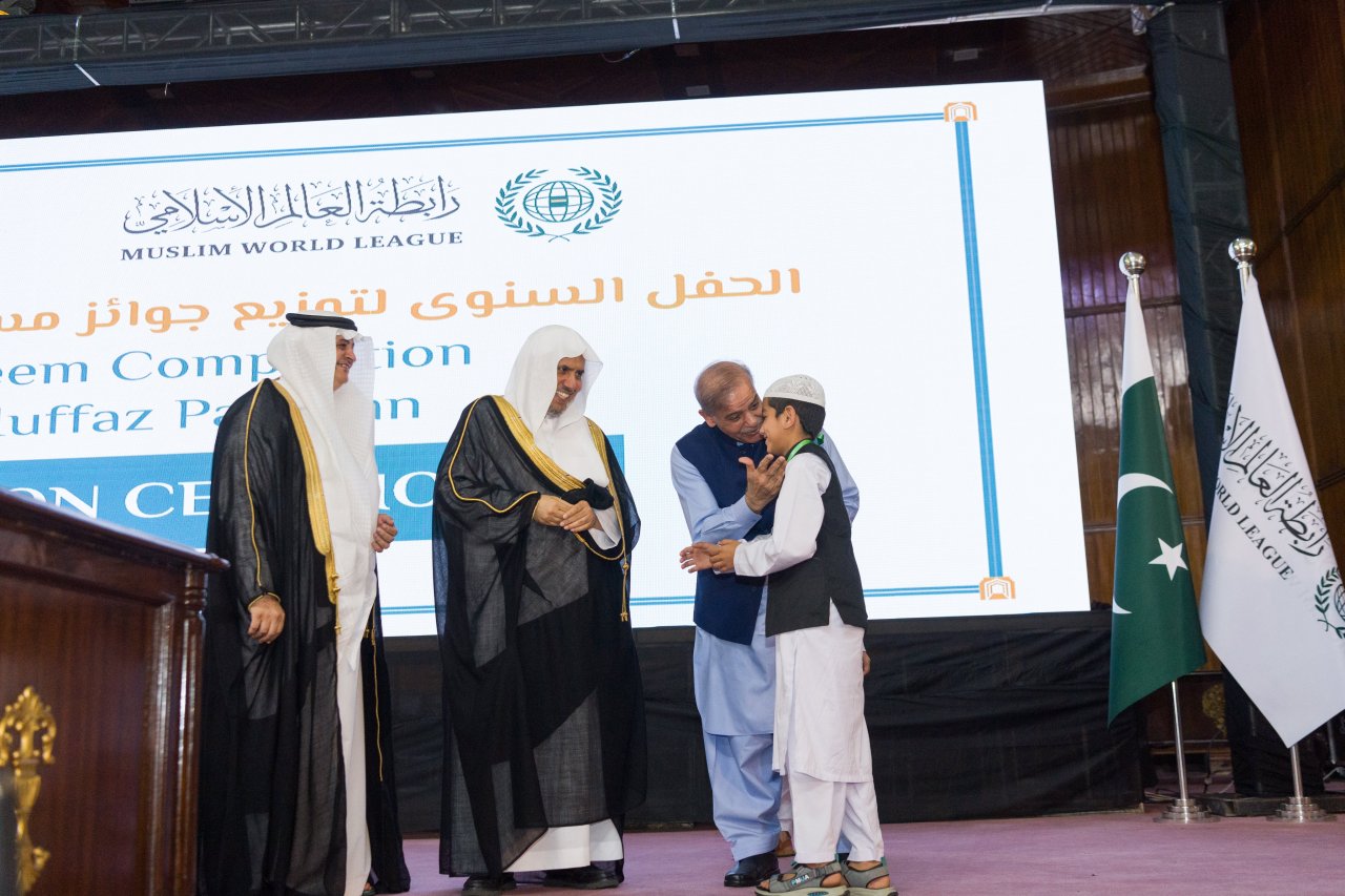 ‏حضر دولة رئيس الوزراء الباكستاني السيد محمد شهباز شريف، ومعالي الأمين العام الشيخ د.⁧‫محمد العيسى‬⁩ في العاصمة إسلام آباد، الحفلَ الختاميَّ لتكريم الفائزين في المسابقة القرآنية السنوية لصغار الحُفّاظ دون سنّ العاشرة
