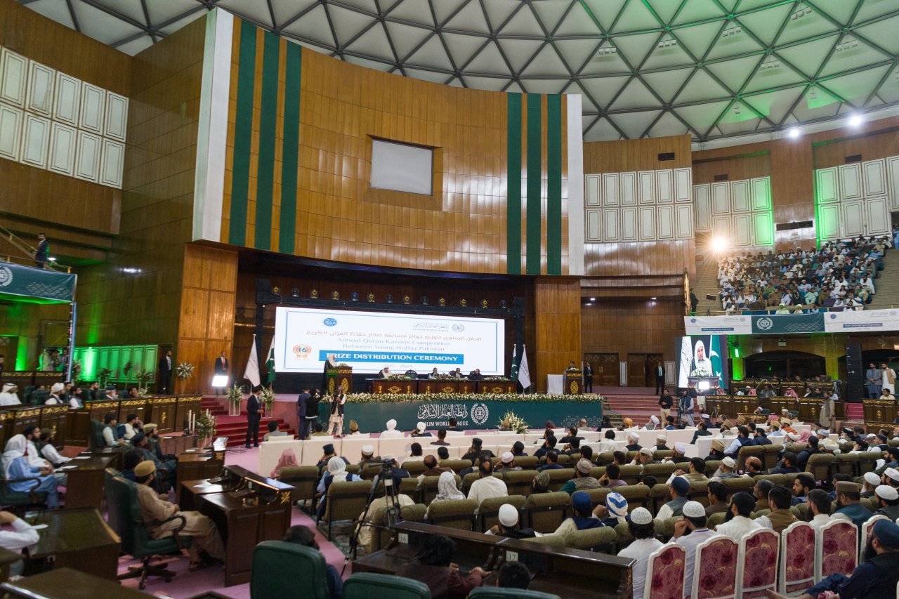 ‏حضر دولة رئيس الوزراء الباكستاني السيد محمد شهباز شريف، ومعالي الأمين العام الشيخ د.⁧‫محمد العيسى‬⁩ في العاصمة إسلام آباد، الحفلَ الختاميَّ لتكريم الفائزين في المسابقة القرآنية السنوية لصغار الحُفّاظ دون سنّ العاشرة