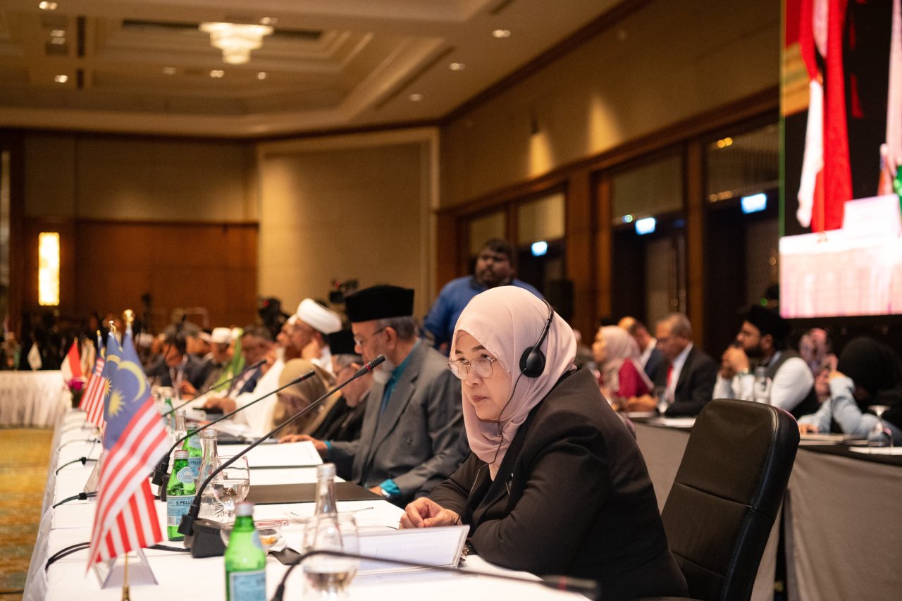 كما يسعى "مجلسُ علماء آسْيان" إلى تعزيز التواصُل بين الشعوب داخل دُوَلِ المنطقة، وبينها وبين العالَم الإسلامي، بالإضافة إلى إطلاق مبادراتٍ عمليةٍ لتعزيز الهُوية الإسلامية في إطار الوئام المجتمعي والمواطَنة الشاملة