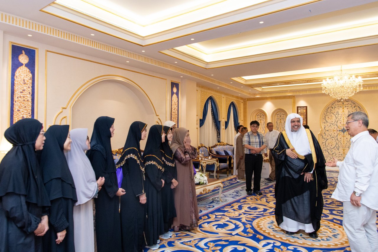 «جناب دبیر کل و رئیس انجمن علمای مسلمان، آقای دکتر شیخ محمد العیسی، در دفتر خود در مکه مکرمه از مقام گرانقدر رئیس مجمع اسلامی در تایپه و هیئت همراهش استقبال نمود