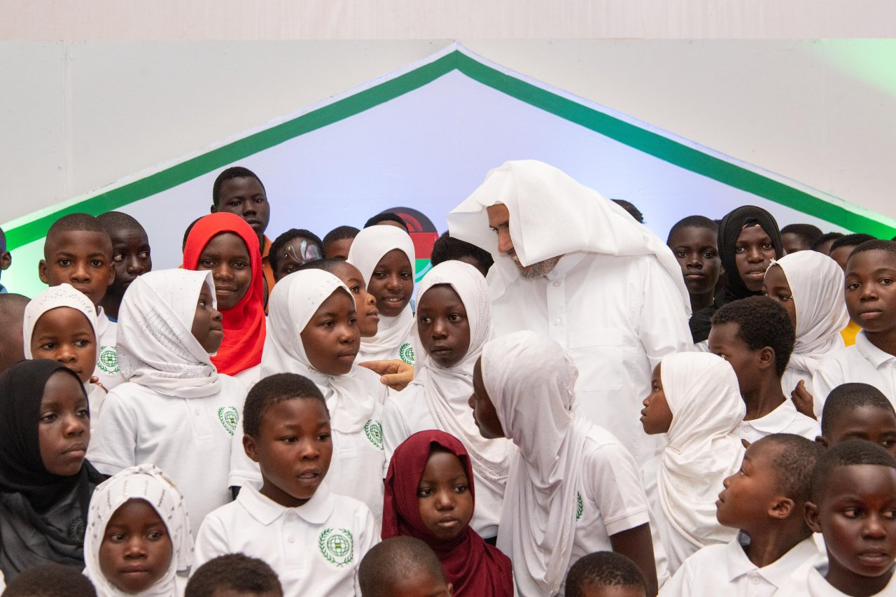 احتفت ⁧‫رابطة العالم الإسلامي‬⁩ ببرامجها الموجَّهة للأيتام في جمهورية مالاوي، بحضور فخامة الرئيس، السيد لازاروس ماكارثي تشاكويرا، ومعالي الأمين العام، رئيس هيئة علماء المسلمين، فضيلة الشيخ د.⁧‫محمد العيسى‬⁩، ثم سلّمهم معاليه "مخصَّصاتهم"