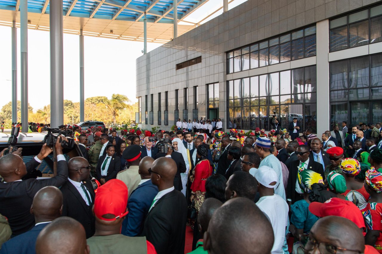 احتفت ⁧‫رابطة العالم الإسلامي‬⁩ ببرامجها الموجَّهة للأيتام في جمهورية مالاوي، بحضور فخامة الرئيس، السيد لازاروس ماكارثي تشاكويرا، ومعالي الأمين العام، رئيس هيئة علماء المسلمين، فضيلة الشيخ د.⁧‫محمد العيسى‬⁩، ثم سلّمهم معاليه "مخصَّصاتهم"