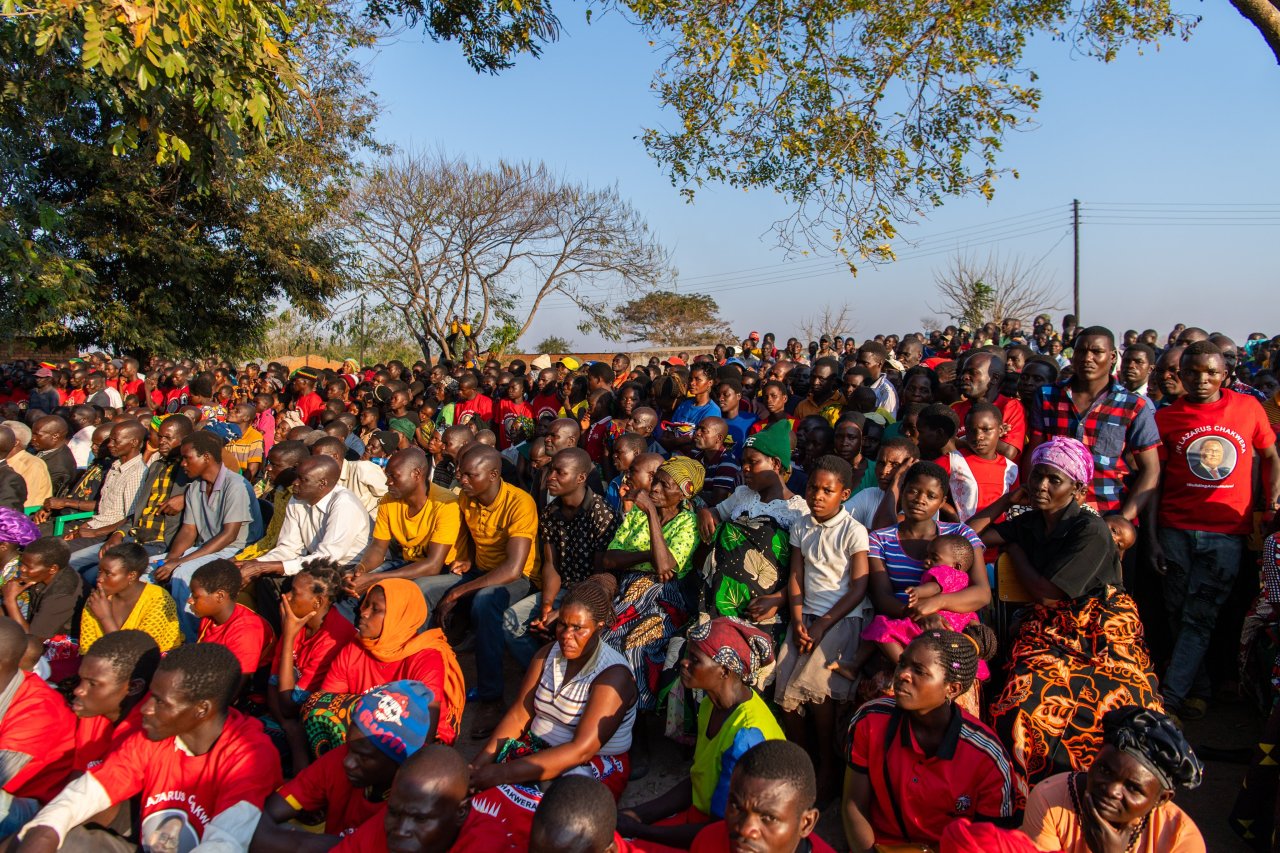 در قلب گرم آفریقا، «مالاوی»: سازمان همبستگی جهان اسلام یکی از بزرگترین پروژه‌های آبرسانی خود را افتتاح می‌کند و ارزش‌های والای اسلام در خدمت به بشریت بدون تبعیض را برجسته می‌سازد. پیامبر اکرم ﷺ می‌فرمایند: «در آب دادن به هر جگر تشنه‌ای اجر داری.»