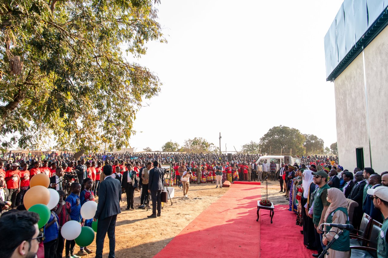 در قلب گرم آفریقا، «مالاوی»: سازمان همبستگی جهان اسلام یکی از بزرگترین پروژه‌های آبرسانی خود را افتتاح می‌کند و ارزش‌های والای اسلام در خدمت به بشریت بدون تبعیض را برجسته می‌سازد. پیامبر اکرم ﷺ می‌فرمایند: «در آب دادن به هر جگر تشنه‌ای اجر داری.»