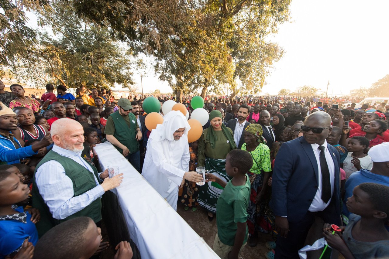 در قلب گرم آفریقا، «مالاوی»: سازمان همبستگی جهان اسلام یکی از بزرگترین پروژه‌های آبرسانی خود را افتتاح می‌کند و ارزش‌های والای اسلام در خدمت به بشریت بدون تبعیض را برجسته می‌سازد. پیامبر اکرم ﷺ می‌فرمایند: «در آب دادن به هر جگر تشنه‌ای اجر داری.»