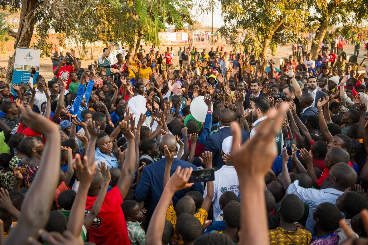 در قلب گرم آفریقا، «مالاوی»: سازمان همبستگی جهان اسلام یکی از بزرگترین پروژه‌های آبرسانی خود را افتتاح می‌کند و ارزش‌های والای اسلام در خدمت به بشریت بدون تبعیض را برجسته می‌سازد. پیامبر اکرم ﷺ می‌فرمایند: «در آب دادن به هر جگر تشنه‌ای اجر داری.»