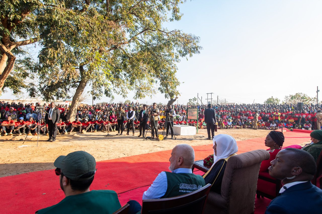 در قلب گرم آفریقا، «مالاوی»: سازمان همبستگی جهان اسلام یکی از بزرگترین پروژه‌های آبرسانی خود را افتتاح می‌کند و ارزش‌های والای اسلام در خدمت به بشریت بدون تبعیض را برجسته می‌سازد. پیامبر اکرم ﷺ می‌فرمایند: «در آب دادن به هر جگر تشنه‌ای اجر داری.»