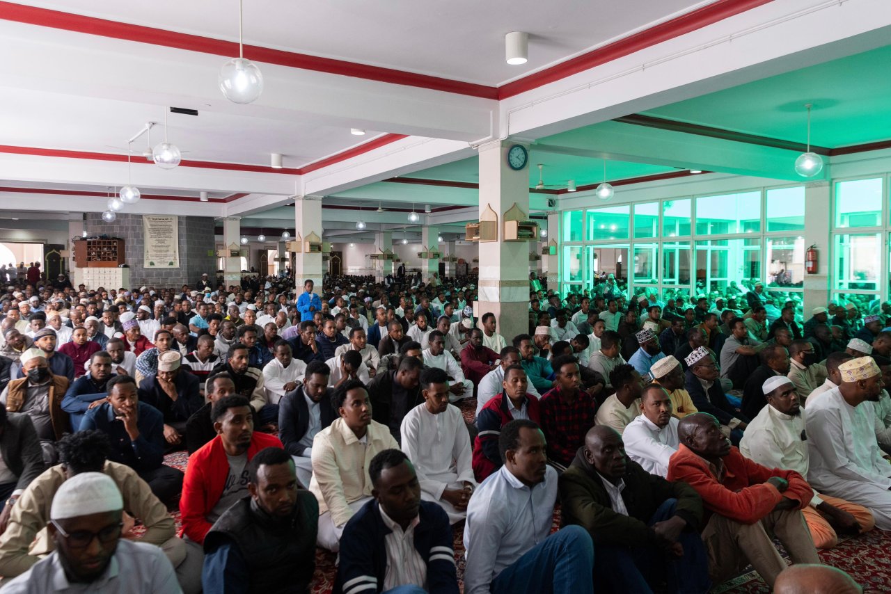 بحضور عشرات الآلاف من مسلمي كينيا: الشيخ د. العيسى خطيبًا  للجمعة على منبر أكبر جوامع كينيا