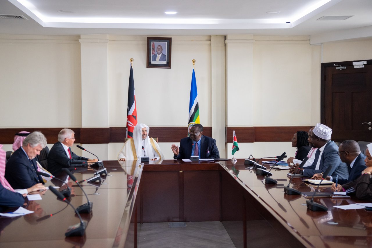 El Primer Ministro de la República de Kenia, Sr. Musalia Mudavadi, recibió al Secretario General, Presidente de la Comisión de Ulemas, el Sheij Mohammed Al-Issa