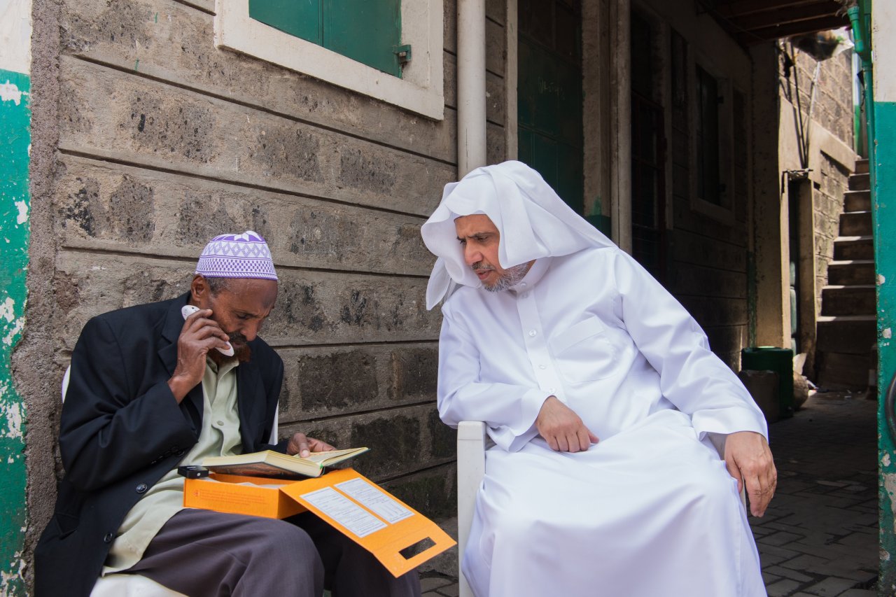 ‏مشروع صحي تعليمي تنموي متكامل لتحسين حياة قاطني الأحياء الفقيرة:  ‏معالي الأمين العام، رئيس هيئة علماء المسلمين، فضيلة الشيخ، د.⁧‫محمد العيسى‬⁩ يتفقدُ مشروعَ تطوير الأحياء الفقيرة الذي تُشرف عليه ⁧‫رابطة العالم الإسلامي‬⁩ في كينيا، بحضور مسؤولين حكوميين، وقادة المنظمات الدولية والمجتمع المدني.