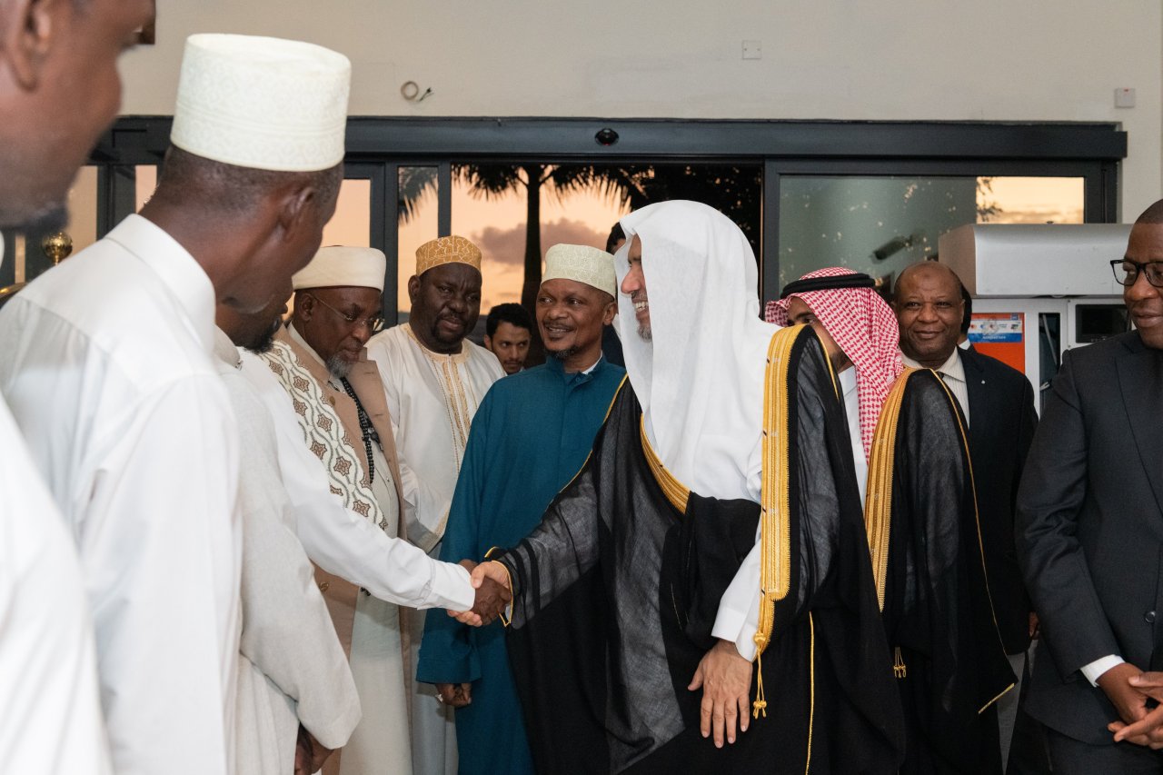 El Secretario General, el Sheij Mohammed Al-Issa, liderando una delegación de la LigadelMundoIslamico, llega a Dar es Salaam, en Tanzania