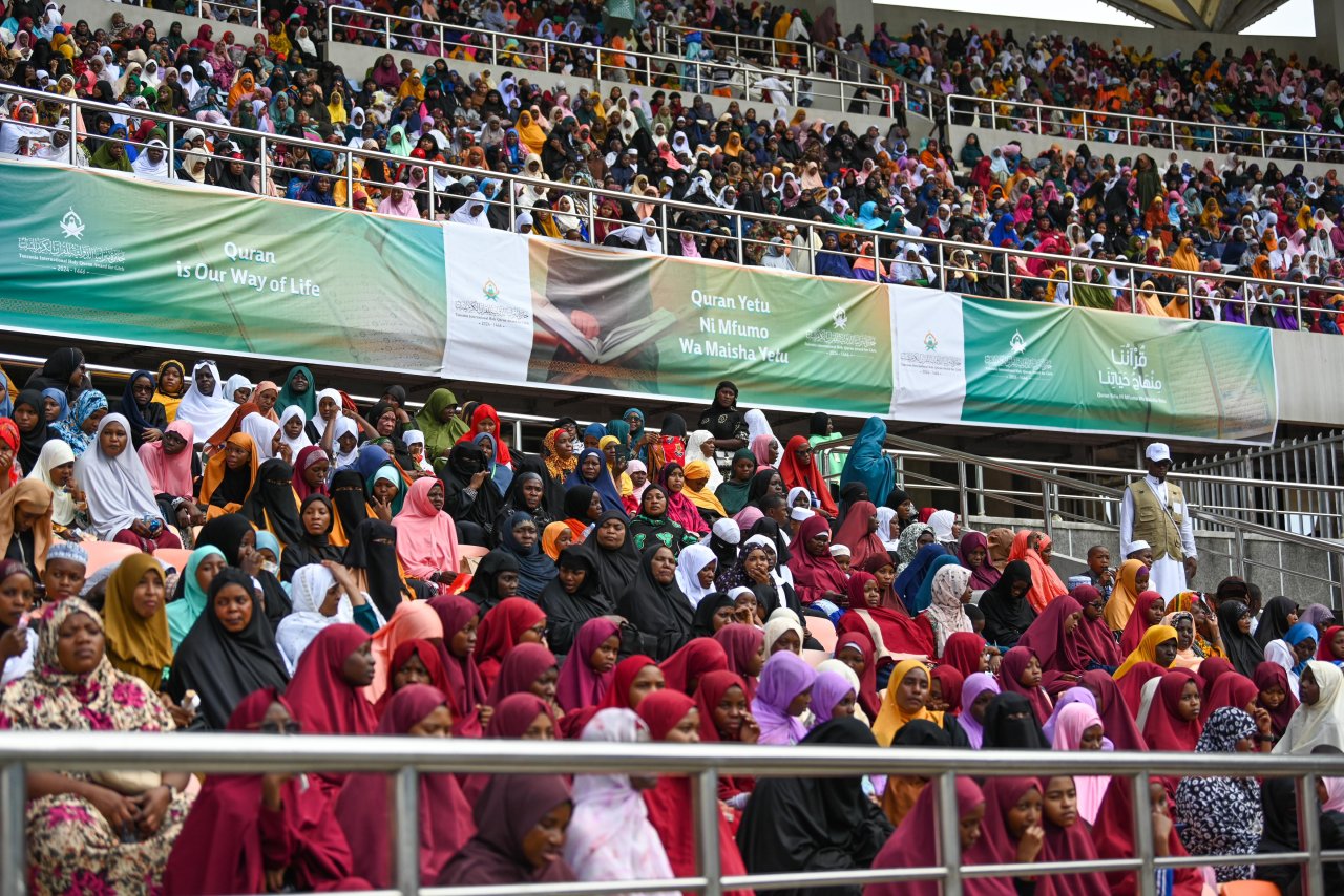 بزرگ‌ترین گردهمایی قرآنی در قاره آفریقا برای تجلیل از «دختران حافظ کتاب مقدس خداوند» برگزار شد. این رویداد تاریخی که به ابتکار ⁧سازمان همبستگی جهان اسلام⁩ و با حضور دبیرکل سازمان و رئیس انجمن علمای مسلمان، جناب آقای دکتر شیخ ⁧محمد العیسی