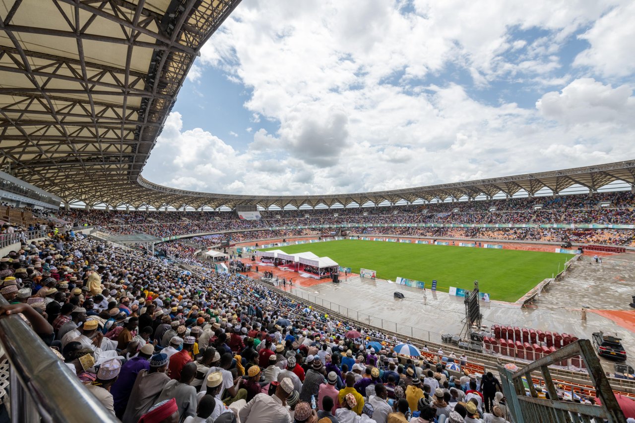 بزرگ‌ترین گردهمایی قرآنی در قاره آفریقا برای تجلیل از «دختران حافظ کتاب مقدس خداوند» برگزار شد. این رویداد تاریخی که به ابتکار ⁧سازمان همبستگی جهان اسلام⁩ و با حضور دبیرکل سازمان و رئیس انجمن علمای مسلمان، جناب آقای دکتر شیخ ⁧محمد العیسی