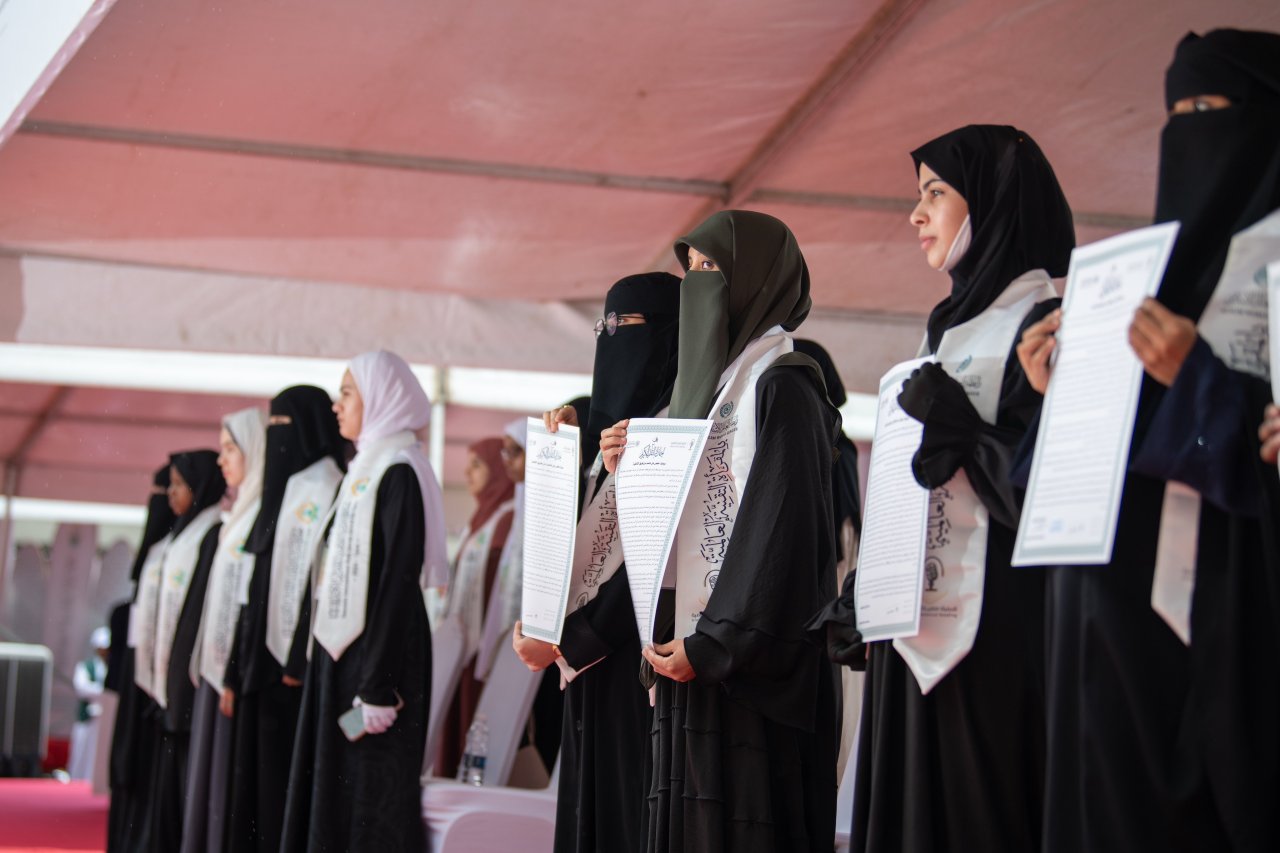 ‏أكثر من ستين ألفاً من الحضور في مشهد قرآنيّ فريد، أبطالُه فتياتٌ حَمَلْنَ القرآنَ الكريم في صدورهنَّ، وتَوافَدْنَ مِن مختلف أنحاء العالم. ‏الحدثُ بمُبادرةٍ من ⁧‫رابطة العالم الإسلامي‬⁩ وجمهورية تنزانيا
