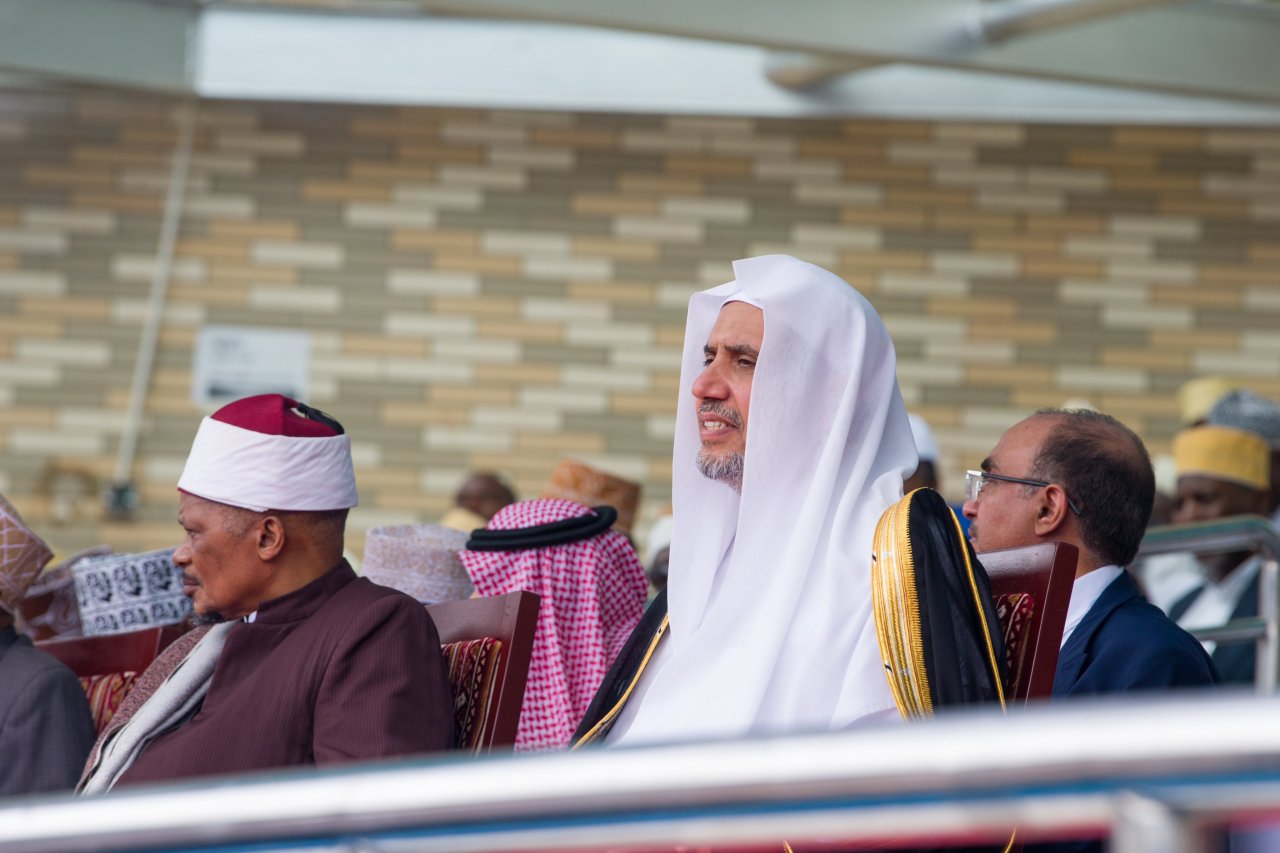 ‏(وفي ذلك فَلْيَتَنَافسِ المُتَنَافِسُون)  ‏ سباقٌ قرآنيّ عالميّ، هو الأول من نوعه تشهده القارّة الأفريقية، هدفُه "الإسهام في المزيد من تعزيز مكانةِ القرآنِ الكريم في عموم الوجدان الإسلامي"، وبخاصةٍ "تشجيع الفتيات على حفظ كتابِ الله الكريم وتلاوته وتعلمّه".