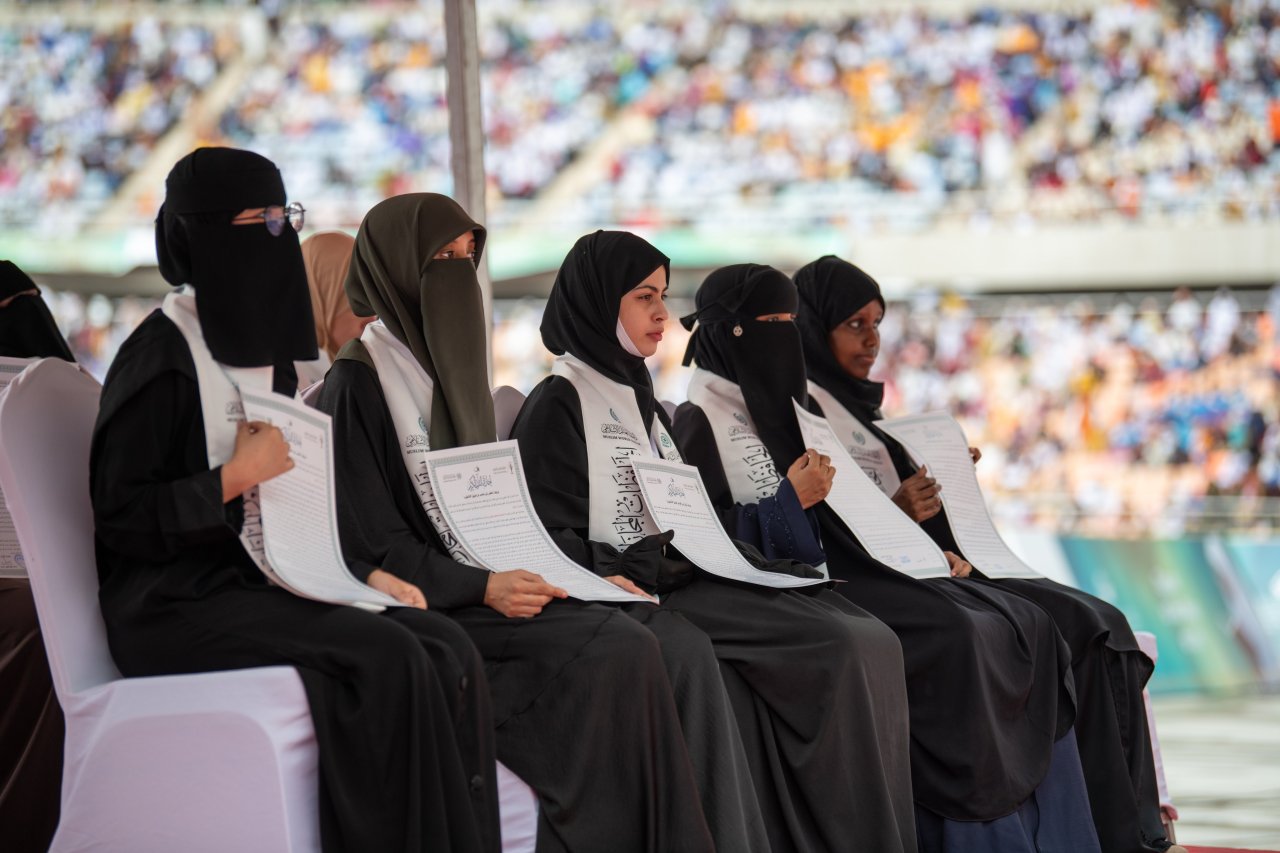 ‏(وفي ذلك فَلْيَتَنَافسِ المُتَنَافِسُون)  ‏ سباقٌ قرآنيّ عالميّ، هو الأول من نوعه تشهده القارّة الأفريقية، هدفُه "الإسهام في المزيد من تعزيز مكانةِ القرآنِ الكريم في عموم الوجدان الإسلامي"، وبخاصةٍ "تشجيع الفتيات على حفظ كتابِ الله الكريم وتلاوته وتعلمّه".