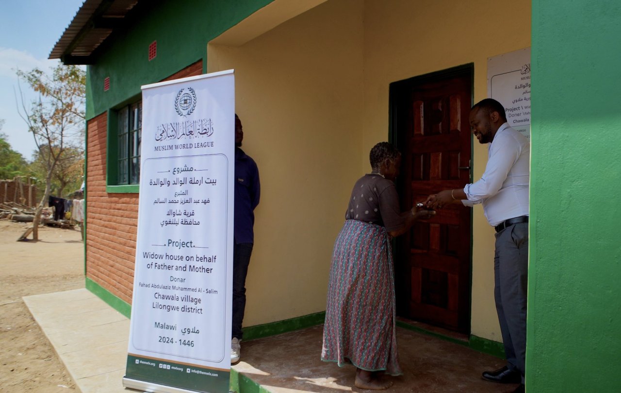 شهدتْ جولةُ معالي الأمين العام، رئيس هيئة علماء المسلمين، فضيلة الشيخ د.⁧‫محمد العيسى‬⁩ ‬⁩ "مؤخّراً" في الجنوب الأفريقي، تدشينَ مشروعٍ صحيٍّ تعليميٍّ تنمويٍّ متكاملٍ في الأحياء الفقيرة، وتوزيعَ المساكن للأرامل المُحتاجات