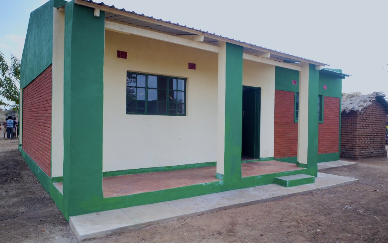 شهدتْ جولةُ معالي الأمين العام، رئيس هيئة علماء المسلمين، فضيلة الشيخ د.⁧‫محمد العيسى‬⁩ ‬⁩ "مؤخّراً" في الجنوب الأفريقي، تدشينَ مشروعٍ صحيٍّ تعليميٍّ تنمويٍّ متكاملٍ في الأحياء الفقيرة، وتوزيعَ المساكن للأرامل المُحتاجات