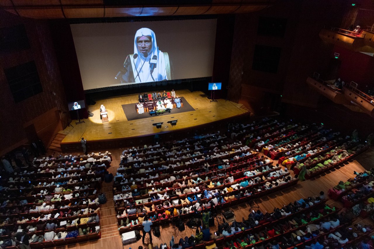 Fortalecer los lazos de los musulmanes de África con su profundidad islámica y el vínculo de su comunidad Desde el lugar al que se dirigen los corazones, la Qibla universal: