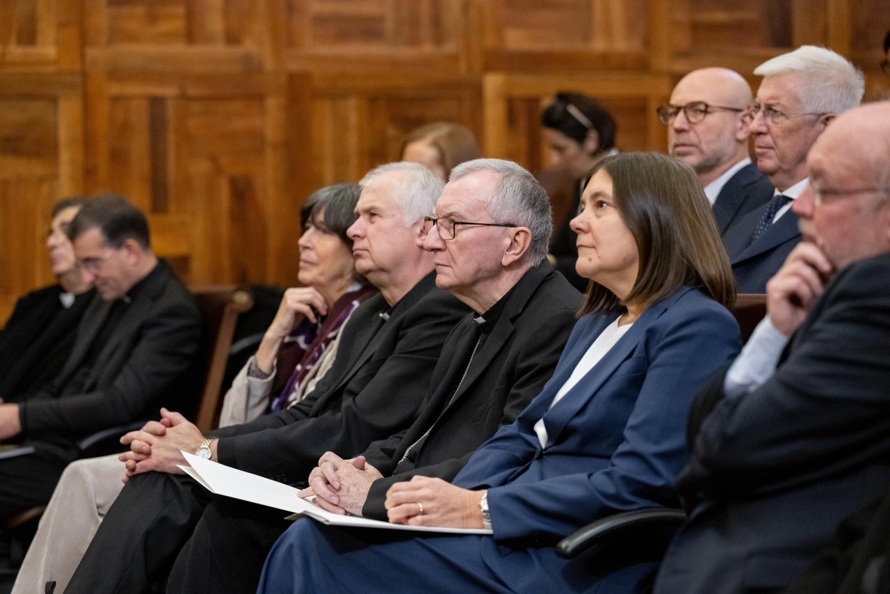 En diciembre de 2024, el Sheij Mohammed Al-Issa recibió la beca honorífica superior postdoctoral en derecho de la Universidad pública de Bolonia