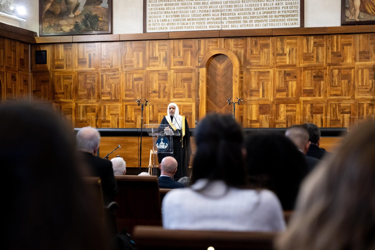 بحَث معالي الأمين العام لرابطة العالم الإسلامي، رئيس هيئة علماء المسلمين، فضيلة الشيخ د.محمد بن عبدالكريم العيسى، والبابا فرنسيس، بابا الكنيسة الكاثوليكية، عددًا من الموضوعات ذات التعاون والاهتمام المُشترَك