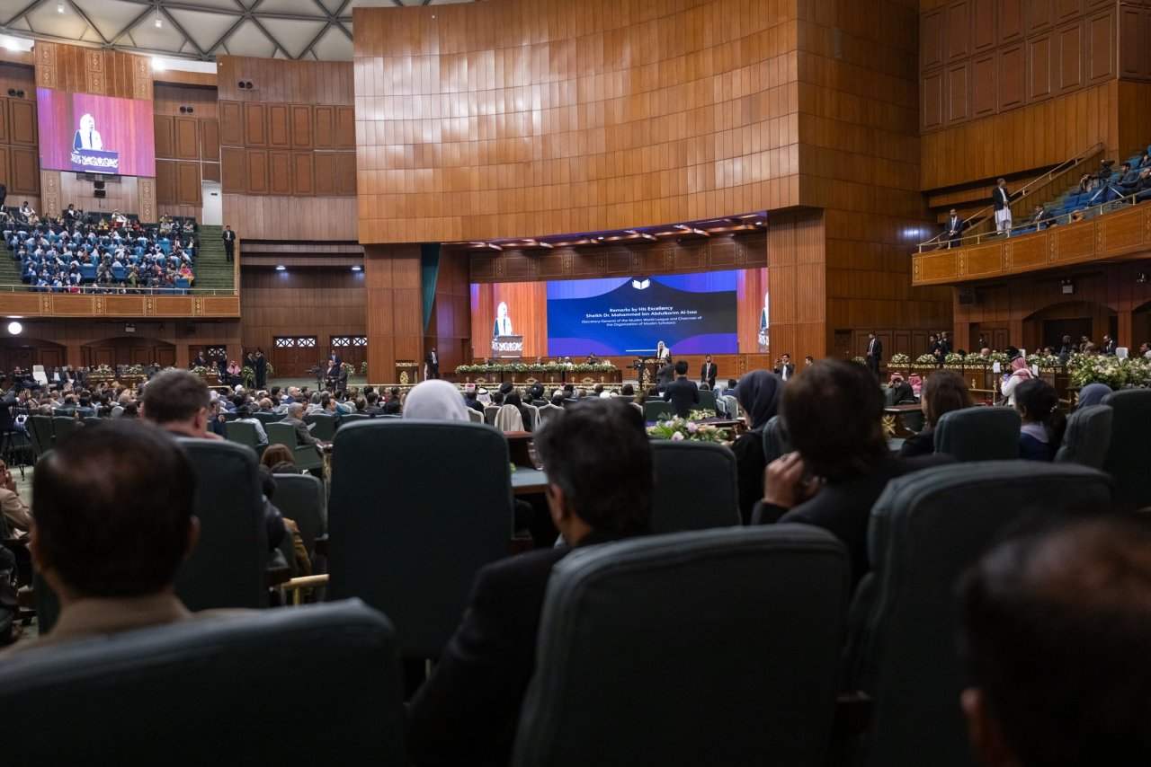 معالي الأمين العام، رئيس هيئة علماء المسلمين، فضيلة الشيخ د. ⁧‫محمد العيسى‬⁩ ‬⁩  ‏خلال إطلاق ⁧‫مبادرة تعليم الفتيات ‬⁩ في المجتمعات المسلمة من العاصمة الباكستانية "إسلام آباد"