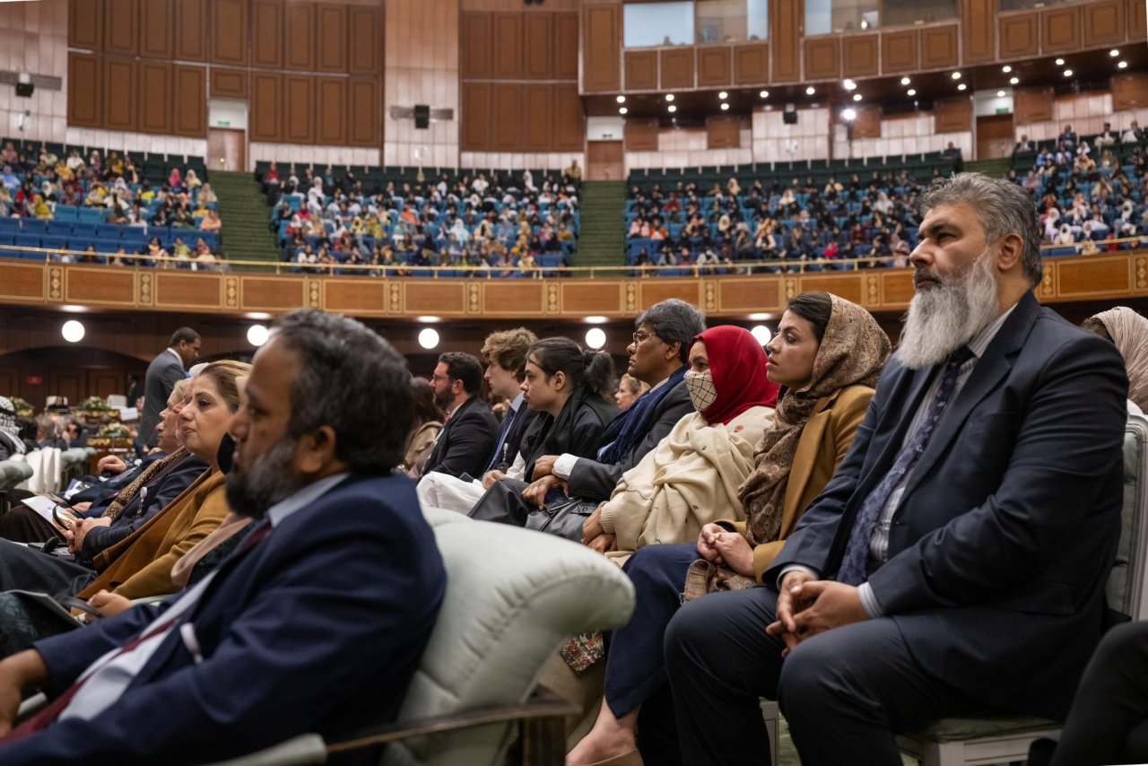 دولة رئيس وزراء جمهورية باكستان الإسلامية، السيد محمد شهباز شريف، خلال رعايته مؤتمر إطلاق مبادرة رابطة العالم الإسلامي: ⁧‫مبادرة تعليم الفتيات ‬⁩ في المجتمعات المسلمة من العاصمة الباكستانية "إسلام آباد"